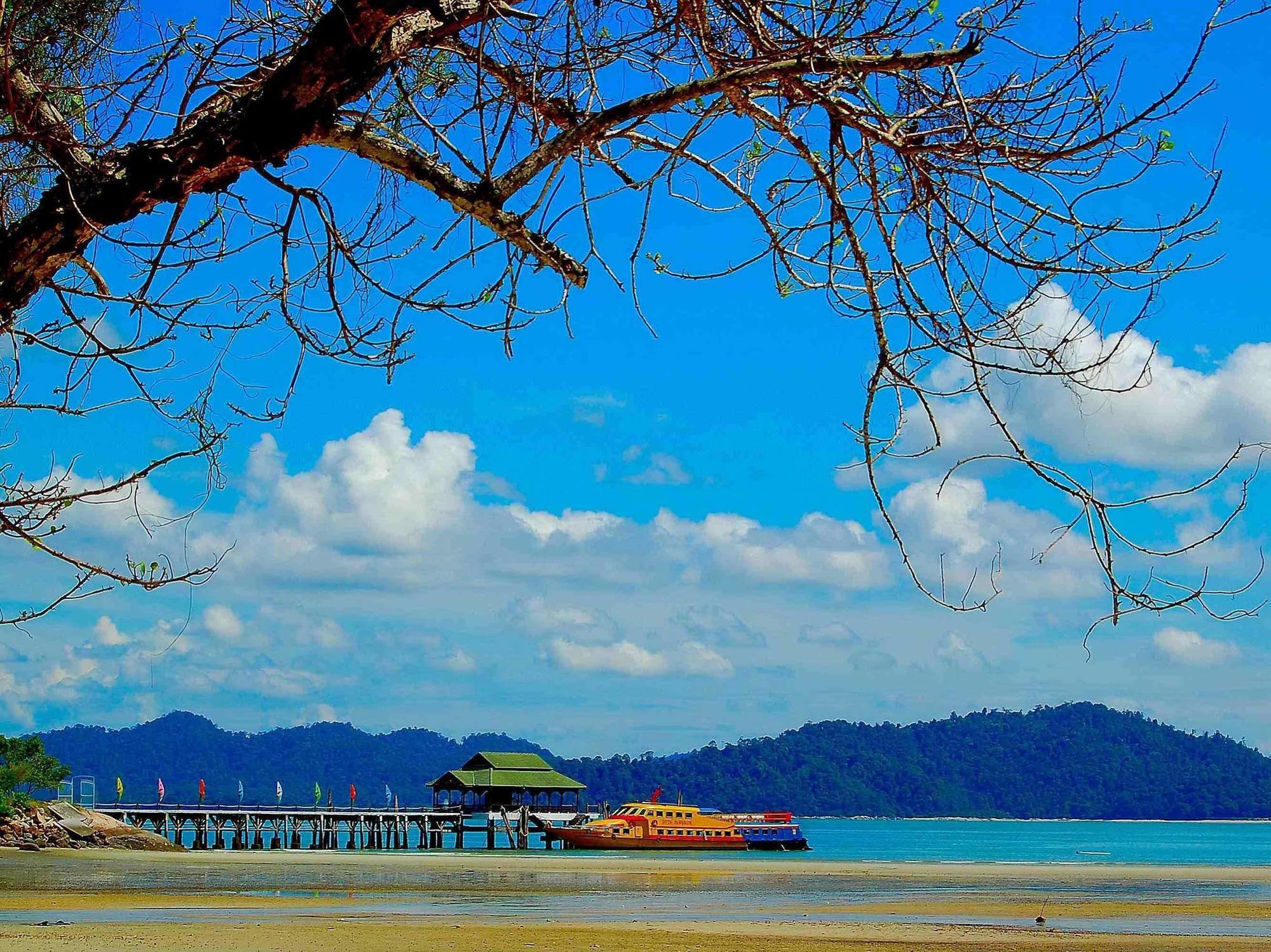 Oyo 44078 The Island Hotel Kampong Pasir Bogak Eksteriør bilde